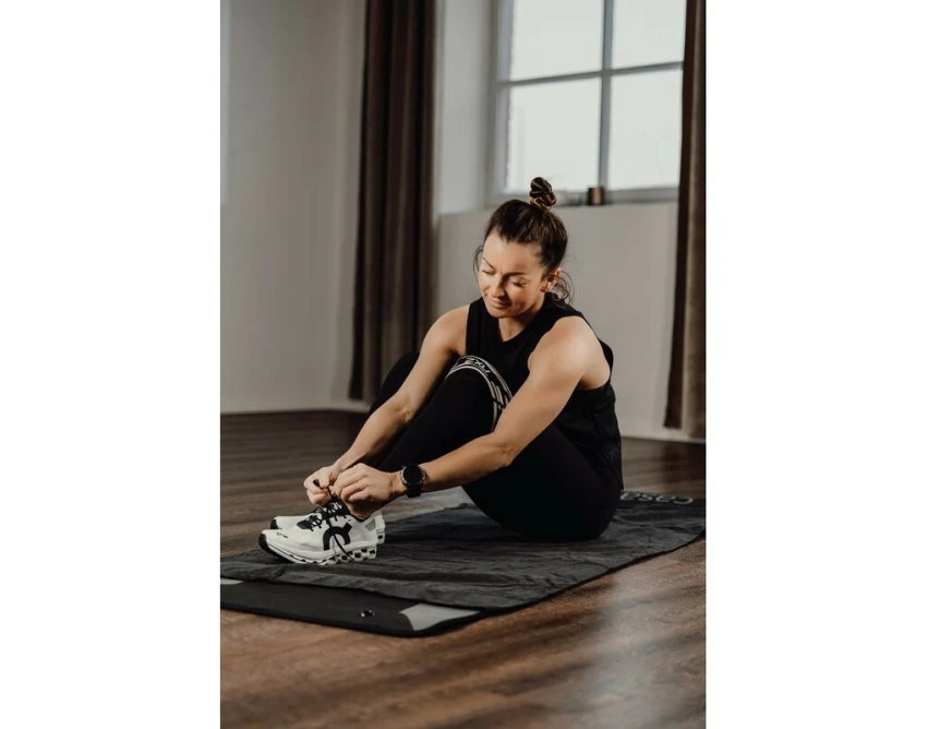 Czarny ręcznik sportowy VINGA RPET z logo dla firm