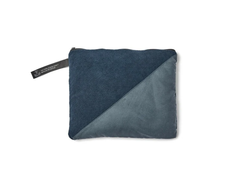 Granatowy ręcznik sportowy RPET z logo – szybkoschnący