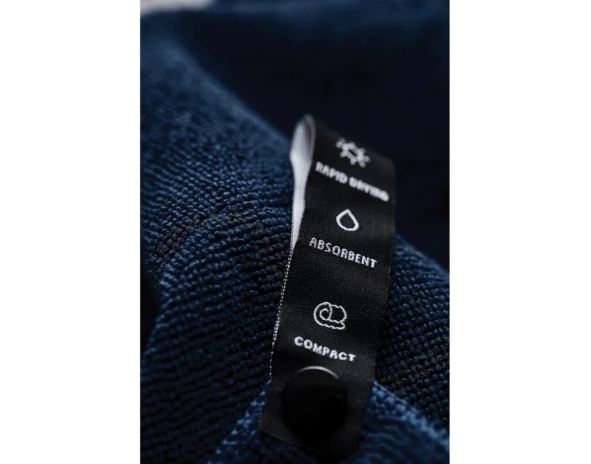 Granatowy ręcznik sportowy RPET z logo – szybkoschnący