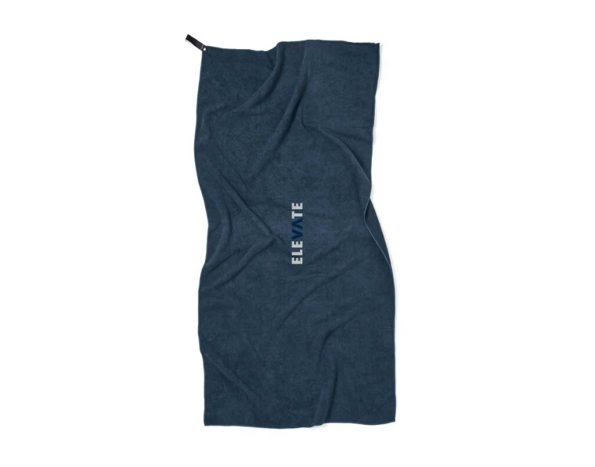 Granatowy ręcznik sportowy RPET z logo – szybkoschnący