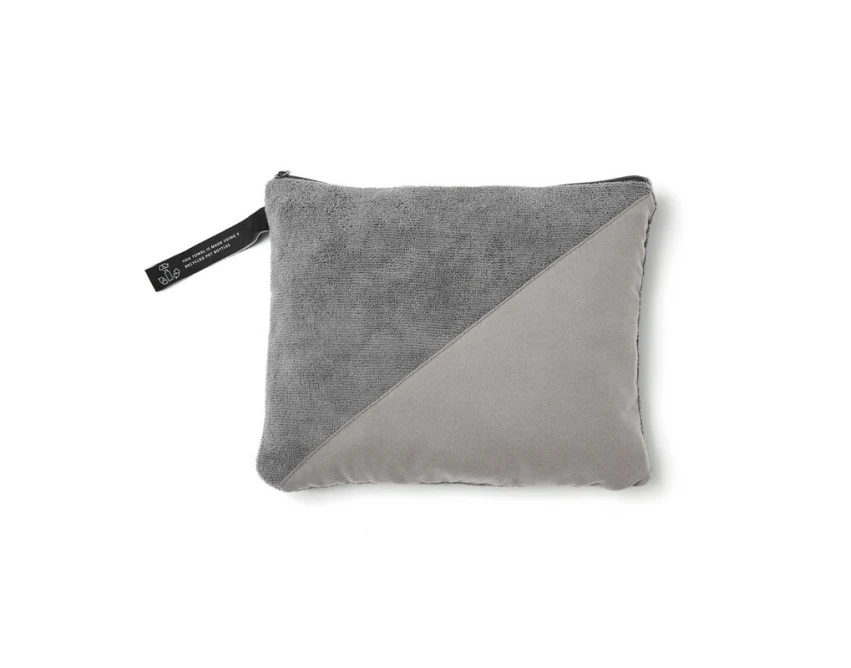 Szary ręcznik sportowy RPET z logo – ekologiczny gadżet