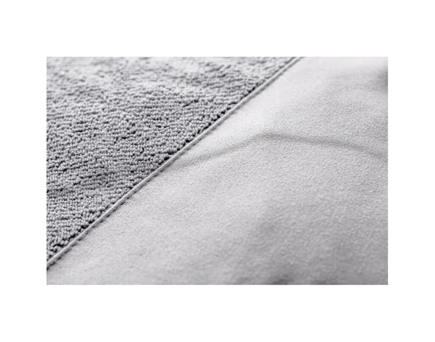 Szary ręcznik sportowy RPET z logo – ekologiczny gadżet