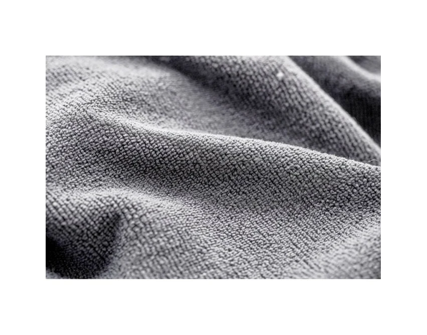 Szary ręcznik sportowy RPET z logo – ekologiczny gadżet