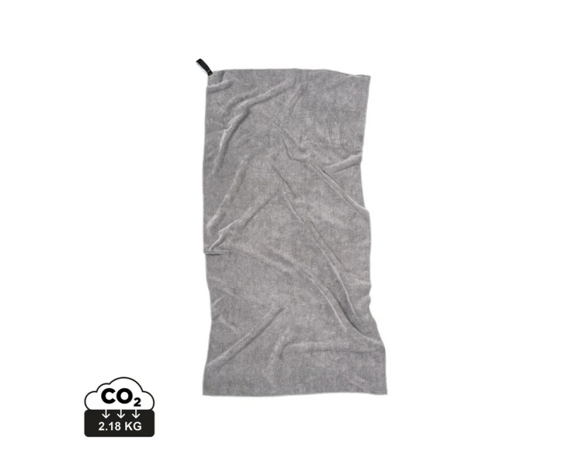 Szary ręcznik sportowy RPET z logo – ekologiczny gadżet