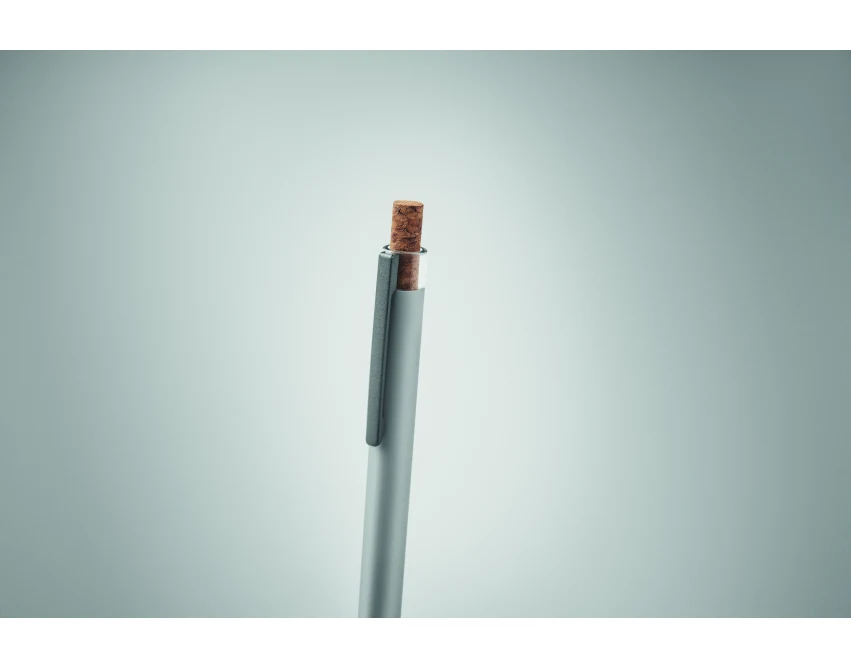 Srebrny matowy długopis z recyklingu z korkiem i grawerem