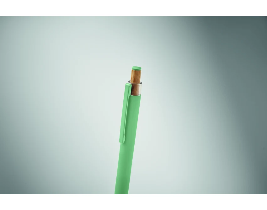 Miętowy długopis metalowy z grawerem i bambusowym klikaczem