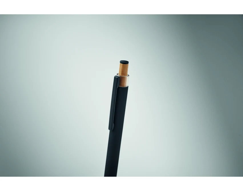 Czarny długopis metalowy z grawerem i bambusowym klikiem