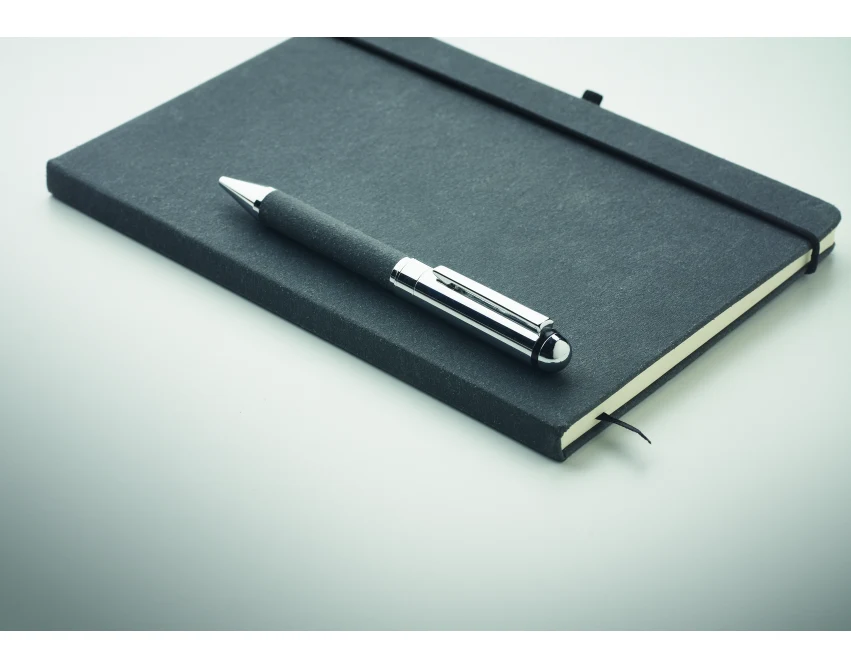Czarny zestaw notes A5 z recyklingu i metalowym długopisem