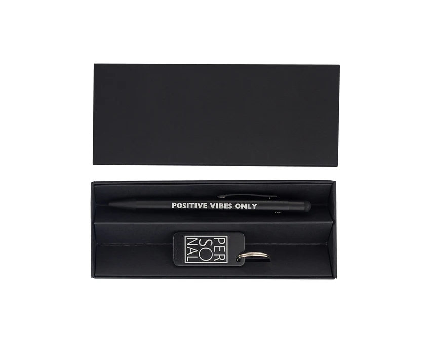 Czarny zestaw piśmienniczy z grawerem – długopis i brelok
