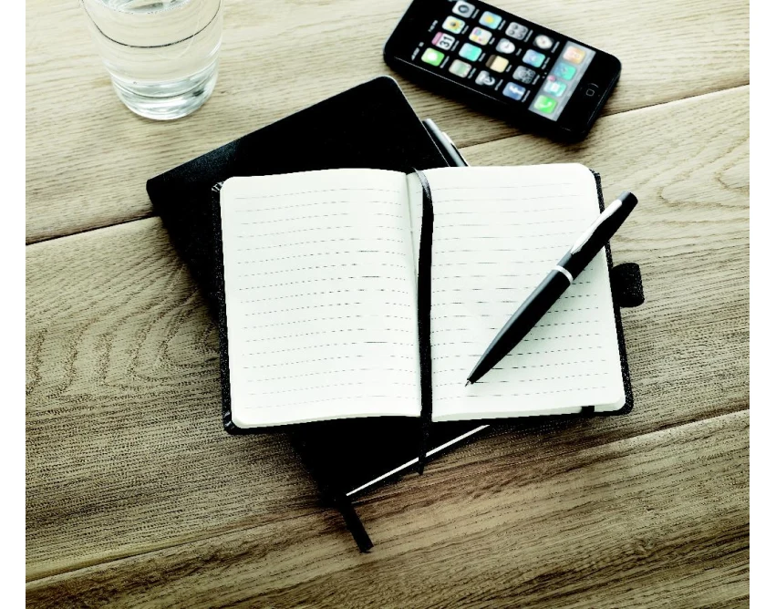 Czarny notes A6 z metalowym długopisem i twardą okładką PU