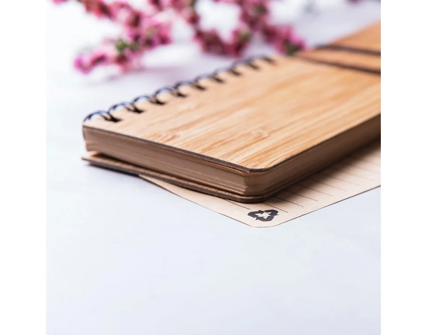Bambusowy notatnik A6 brązowy z czarną spiralą i logo