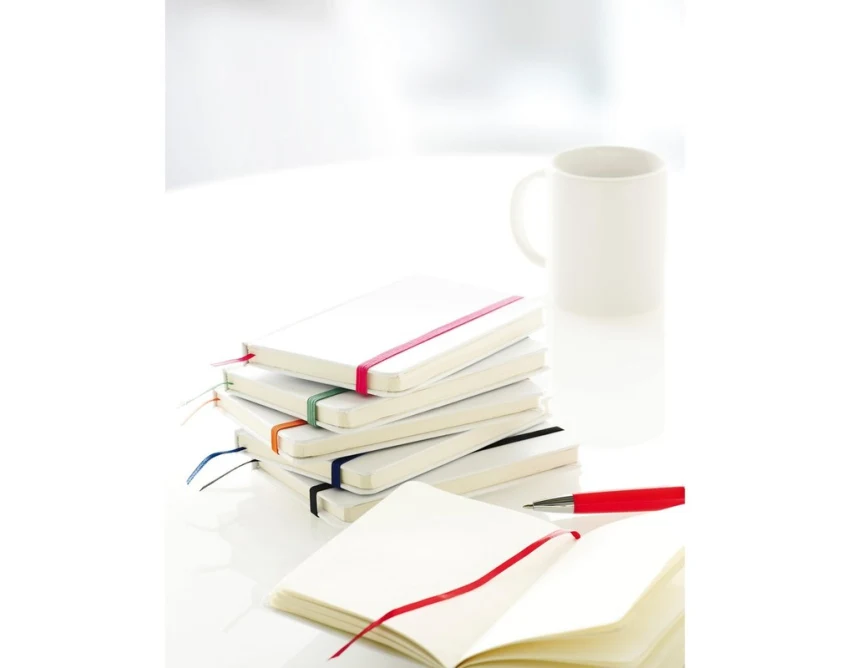 Czarno-biały notes firmowy A6 z gumką i 80 kartkami