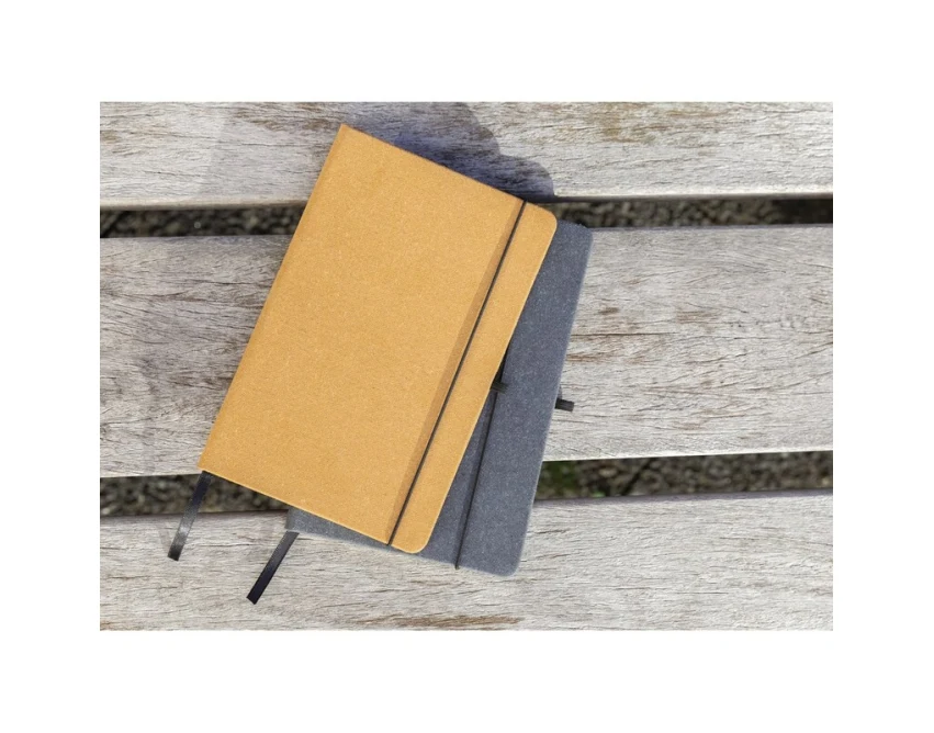 Szary skórzany notatnik A5 z logo i uchwytem na długopis