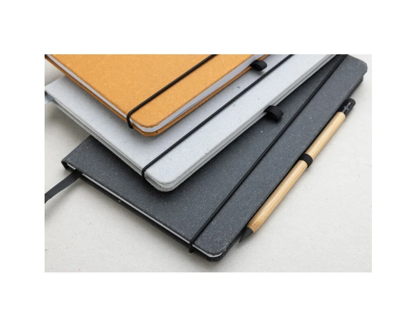 Szary notatnik skórzany A5 z grawerem i uchwytem na długopis