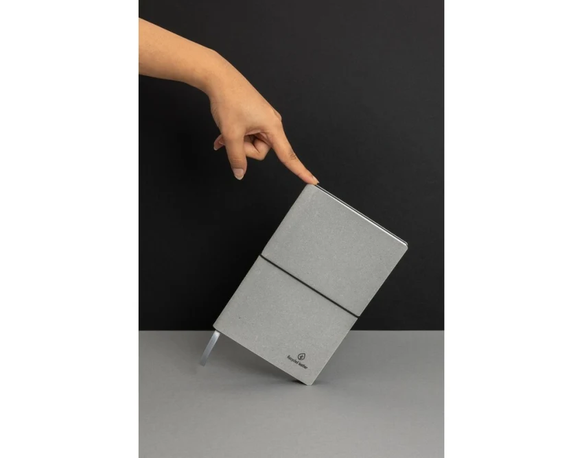 Szary notatnik A5 ze skóry z recyklingu z grawerem