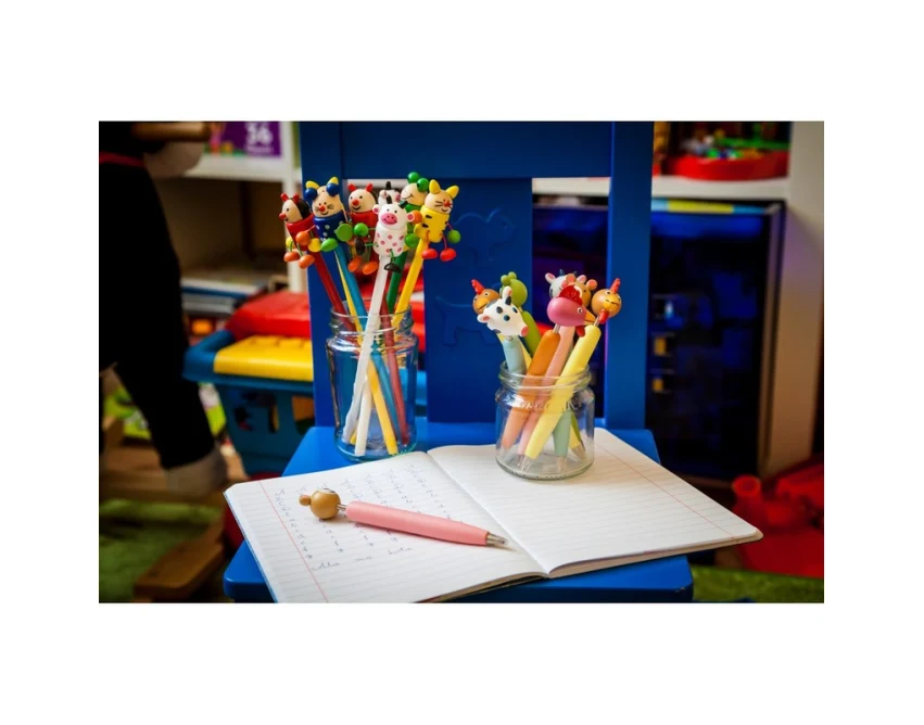 Ołówek z drewnianą figurką zwierzątka i logo firmy