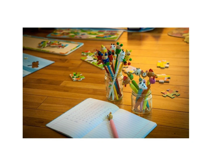 Ołówek z drewnianą figurką zwierzątka i logo firmy