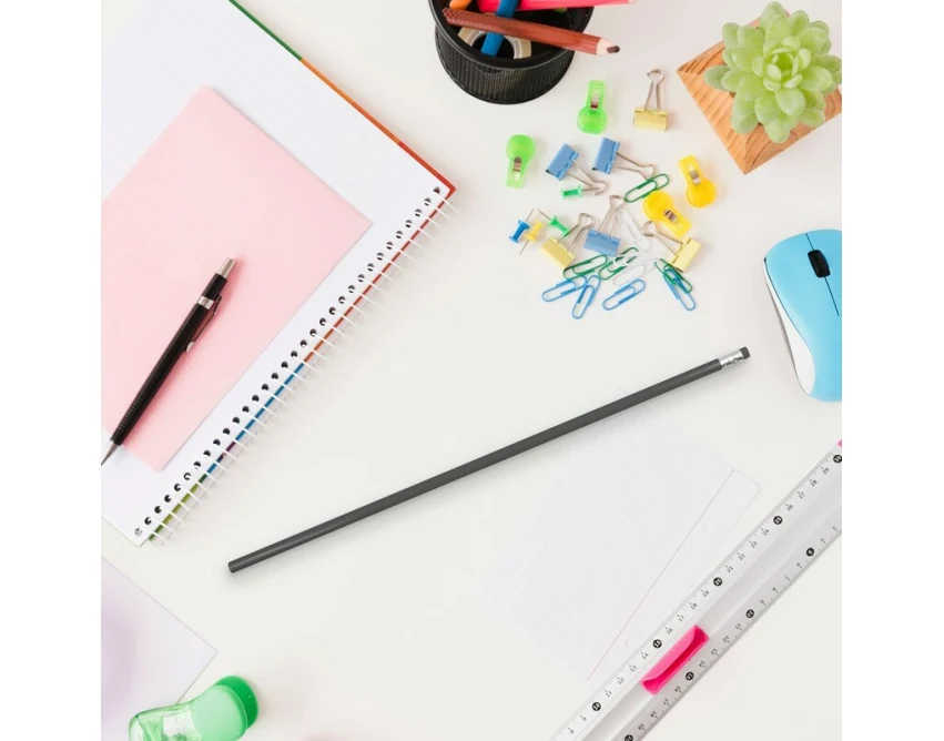 Czarny elastyczny ołówek PVC z logo – antystresowy gadżet