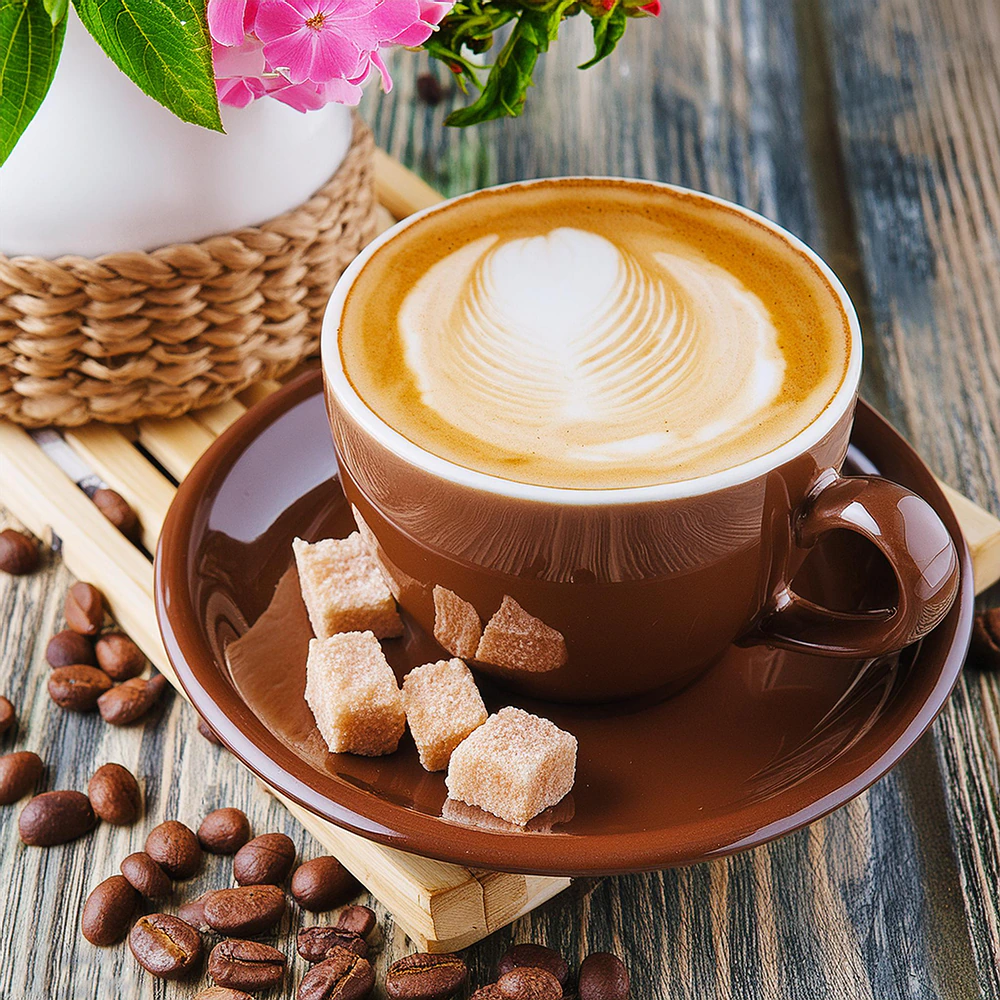 Kawa Macchiato podana w eleganckiej brązowej filiżance