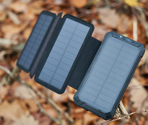 solarny powerbank z wieloma panelami słonecznymi