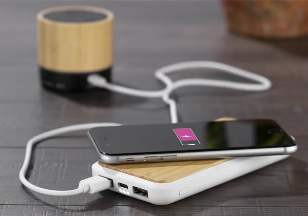bambusowy powerbank z ładowaniem indukcyjnym