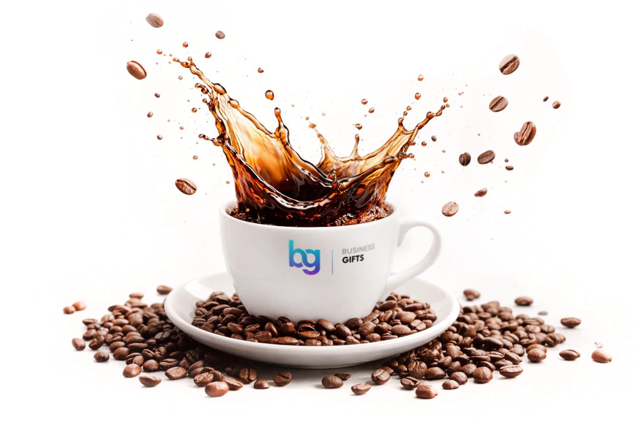 Filiżanka reklamowa — gadżet firmowy z nadrukiem logo BusinessGifts, efektowny splash kawy i ziarna kawy
