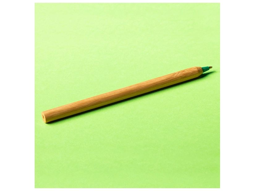 Bambusowy długopis reklamowy z zieloną końcówką