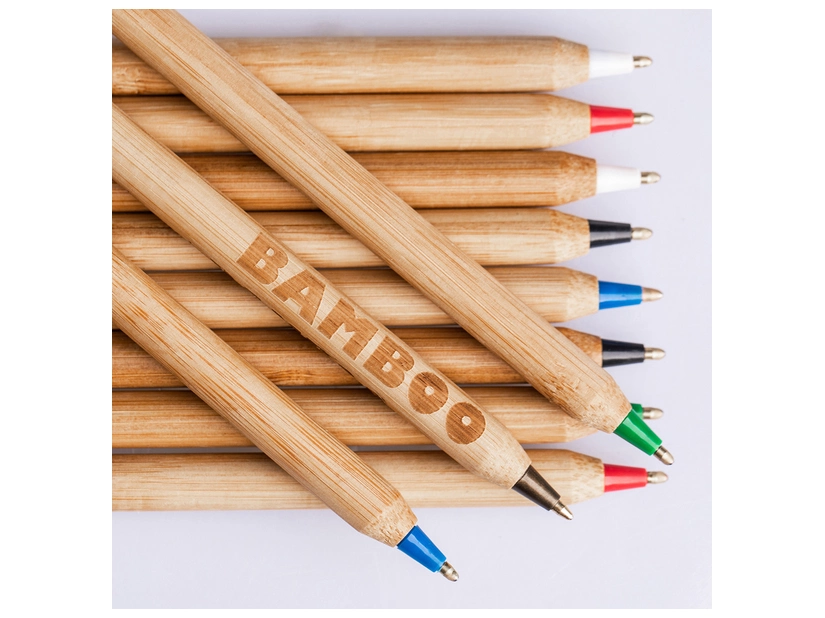 Bambusowy długopis reklamowy z zieloną końcówką