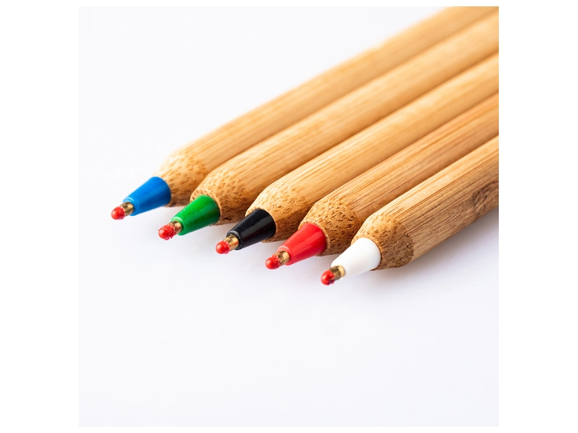 Bambusowy długopis reklamowy z zieloną końcówką