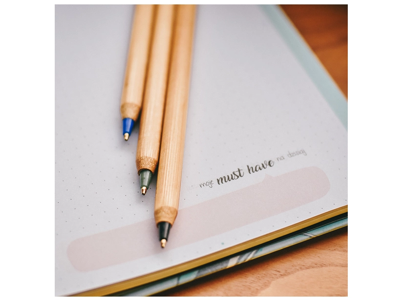 Bambusowy długopis reklamowy z zieloną końcówką