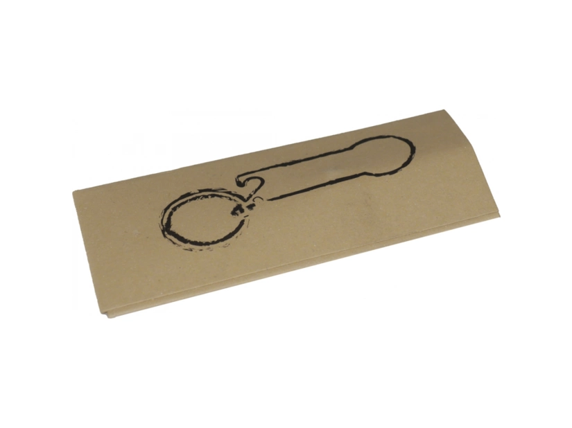 Szary metalowy brelok z żetonem i otwieraczem z logo