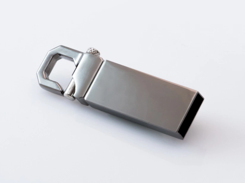 Pendrive slim grafitowy metalowy z karabińczykiem i logo