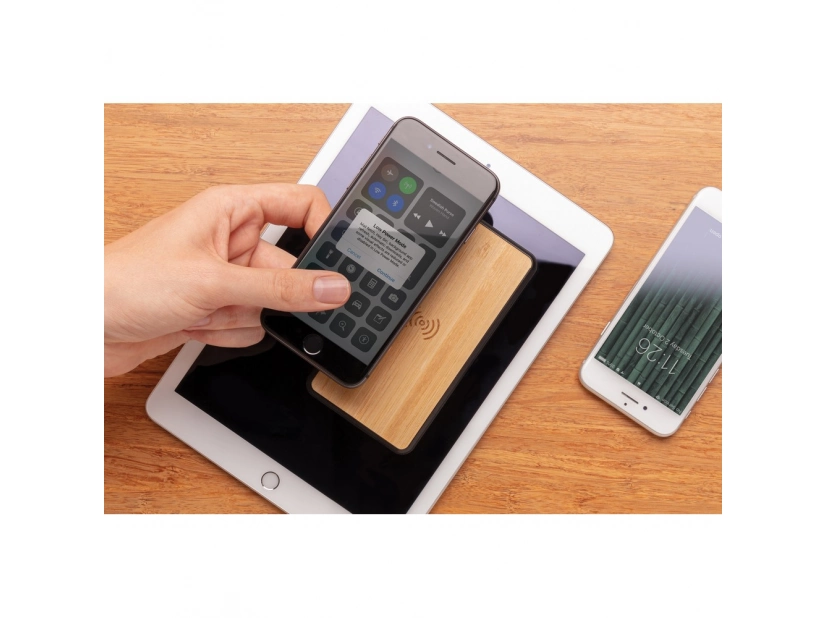 Power bank 8000mAh z ładowaniem bezprzewodowym w bambusowej obudowie