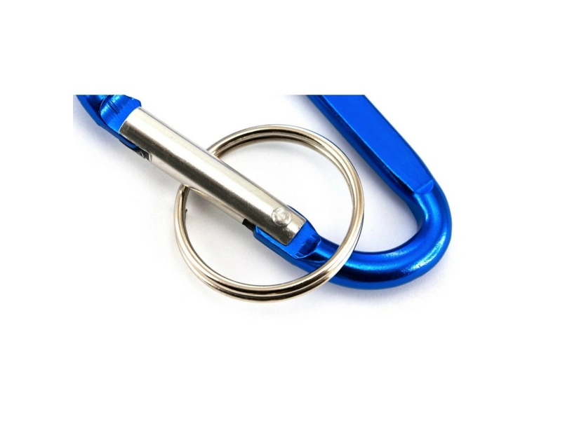 Granatowy brelok aluminiowy z karabińczykiem i logo firmy