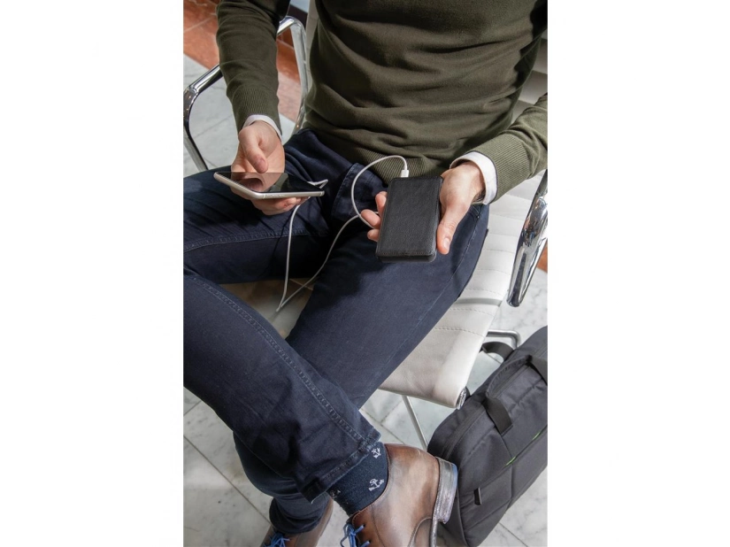 Elegancki power bank w obudowie ze skóry ekologicznej 