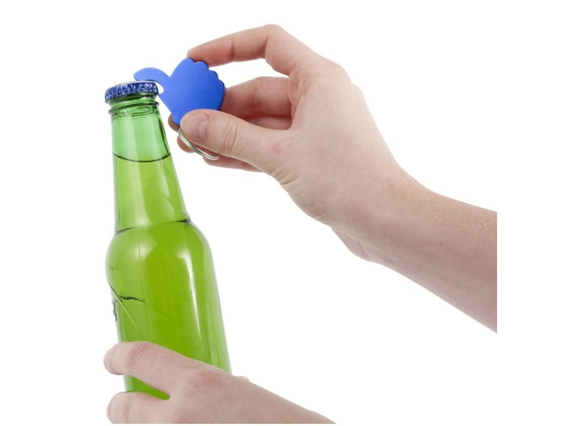 Niebieski brelok z otwieraczem w kształcie kciuka