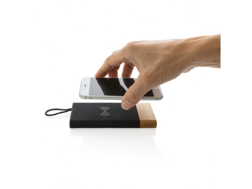 Bambusowy bezprzewodowy power bank o pojemności 5000 mAh 