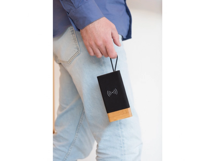 Bambusowy bezprzewodowy power bank o pojemności 5000 mAh 