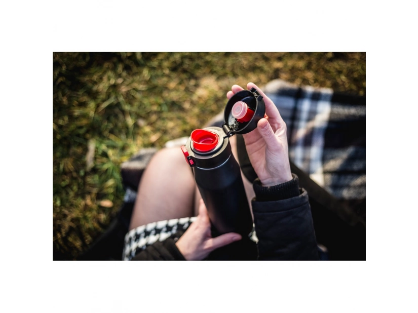 Czerwono-czarny kubek termiczny 550 ml z grawerem logo