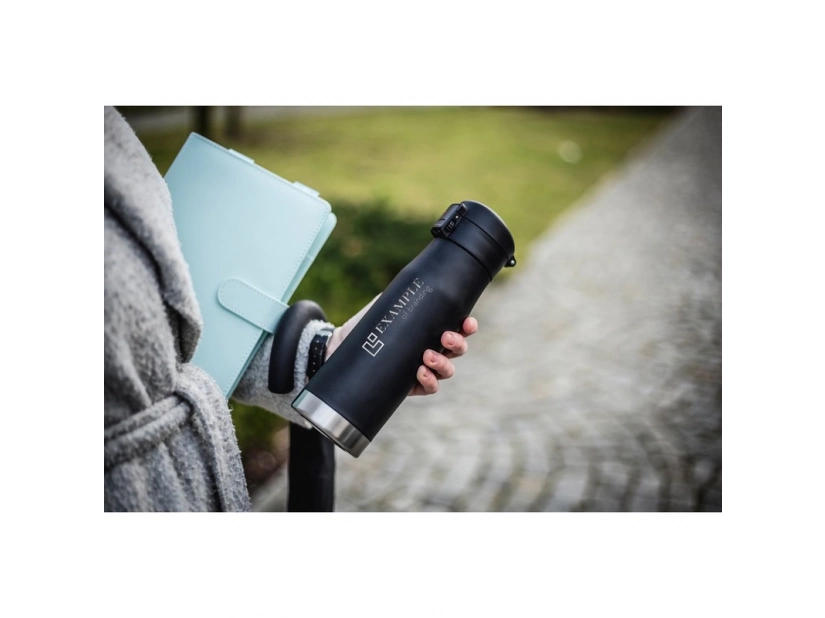 Kubek termiczny czarny 550 ml z logo i metalowym pierścieniem