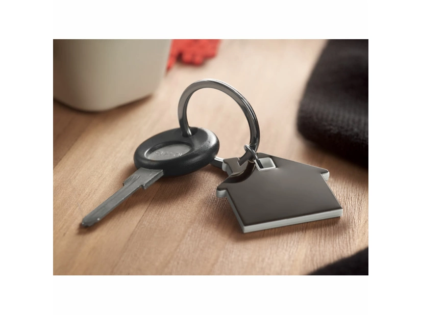 Biały brelok domek z logo – plastikowy gadżet firmowy