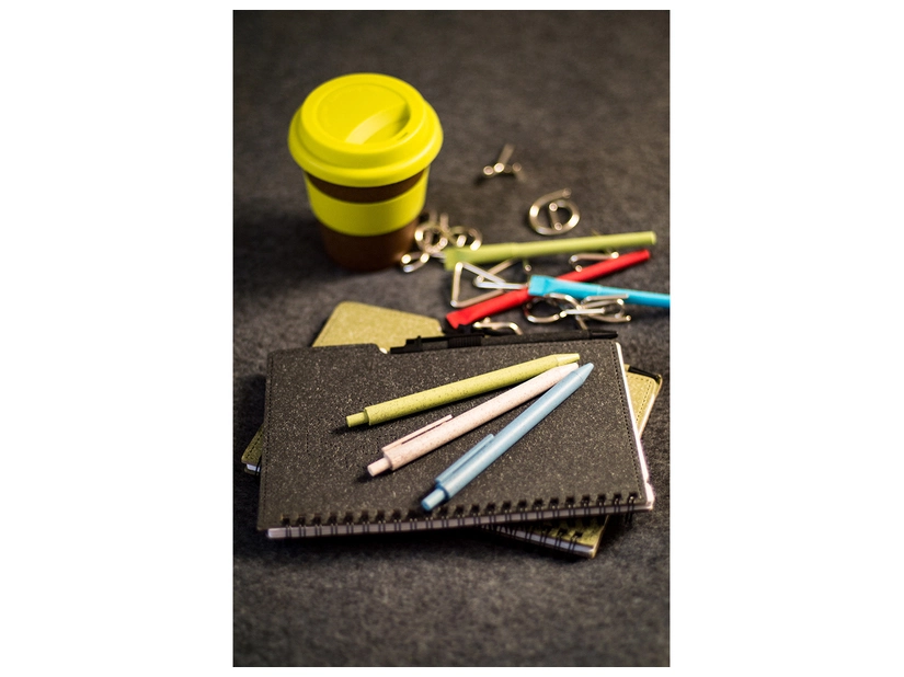 Czarny długopis papierowy z logo – eko gadżet firmowy