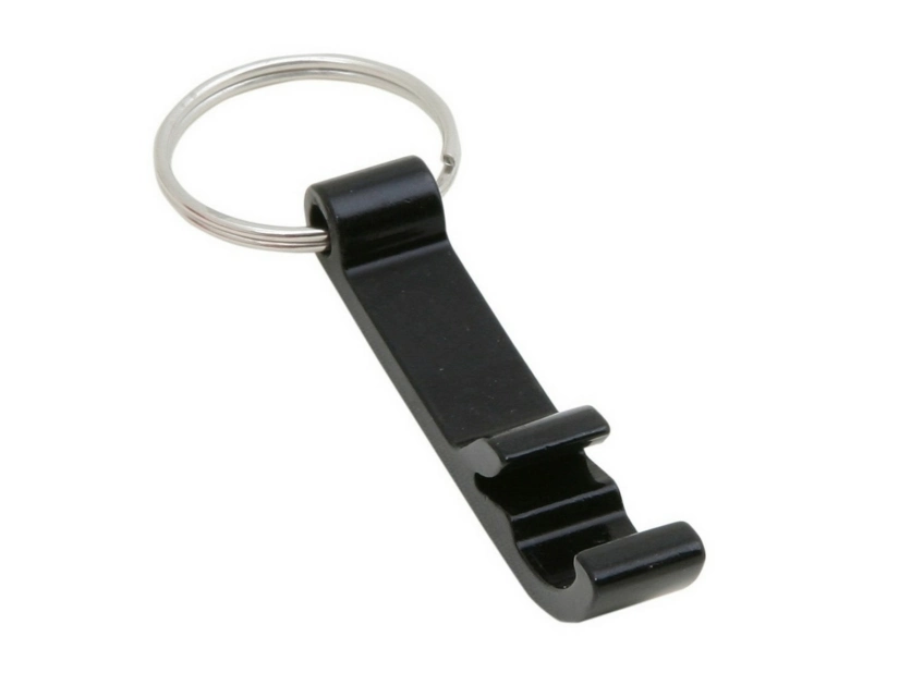 Czarny aluminiowy brelok z otwieraczem i grawerem logo