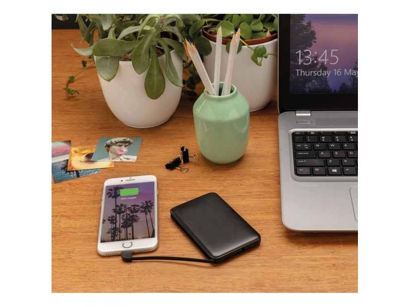 Czarny power bank 5000 mAh, z zintegrowanym kablem 3 w 1