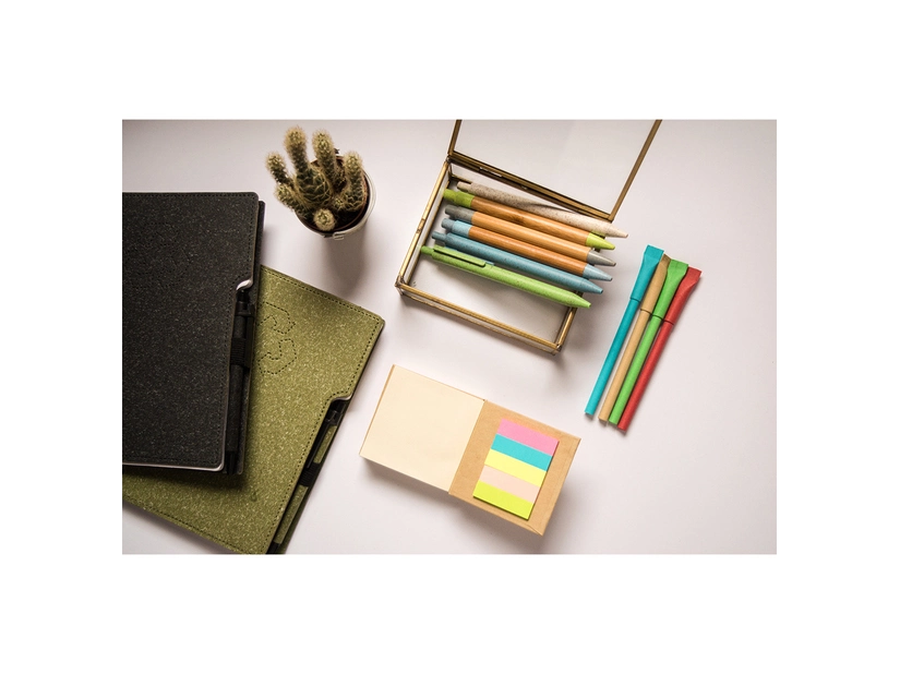 Czerwony długopis papierowy z logo – eko gadżet firmowy