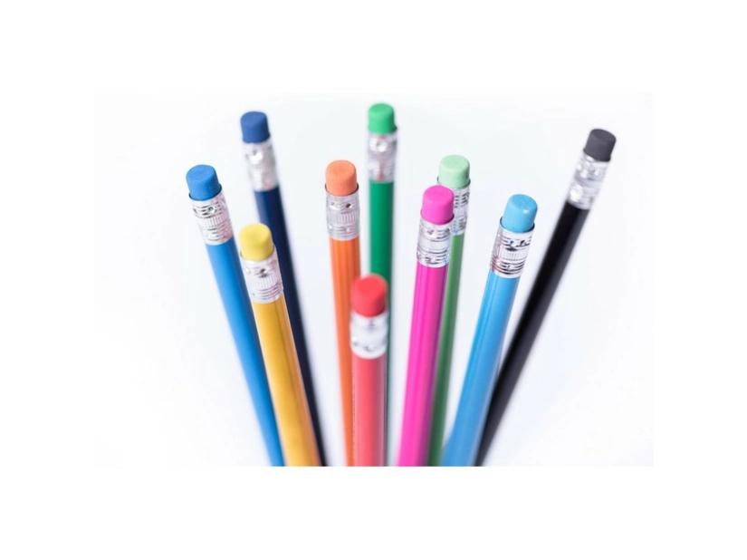 Czarny ołówek drewniany z logo i gumką – elegancki upominek