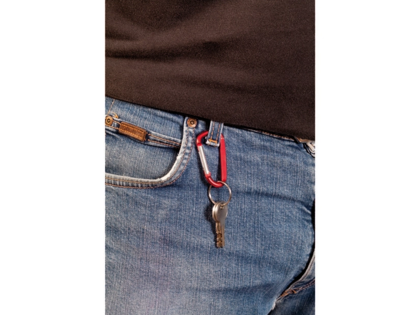 Czarny brelok aluminiowy z karabińczykiem i logo firmy