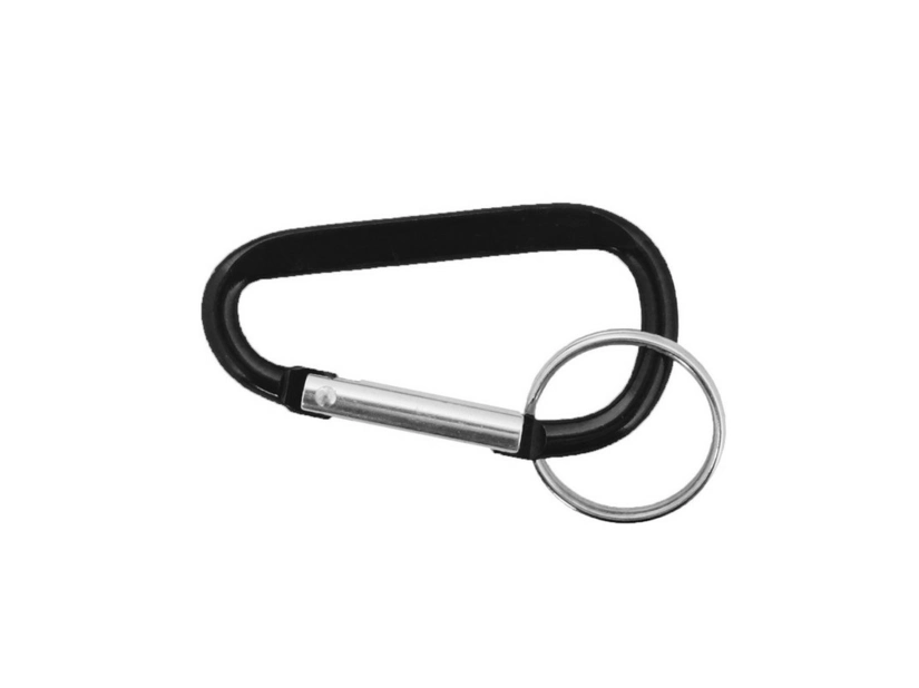 Czarny brelok aluminiowy z karabińczykiem i logo firmy