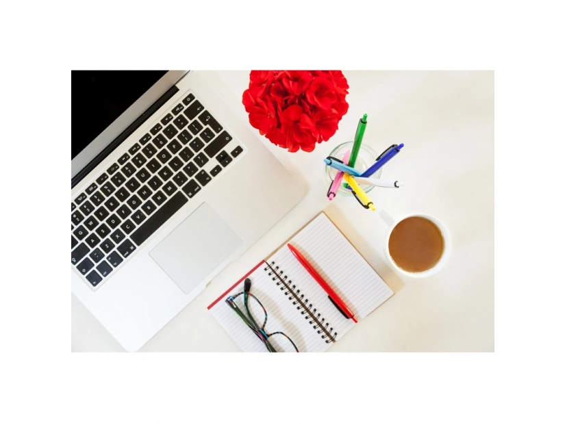 Długopis reklamowy różowy z czarnym klipsem i nadrukiem