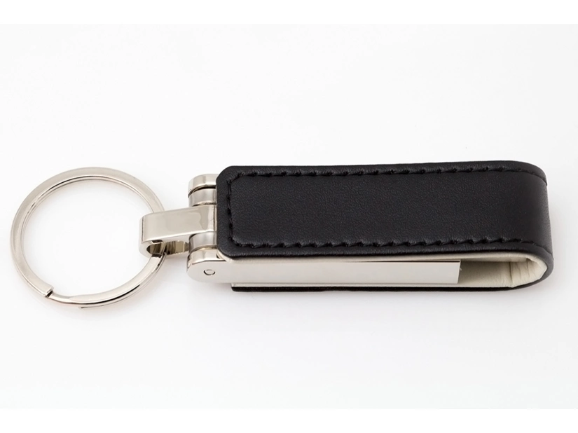 Czarny skórzany pendrive @ z metalowym brelokiem i logo